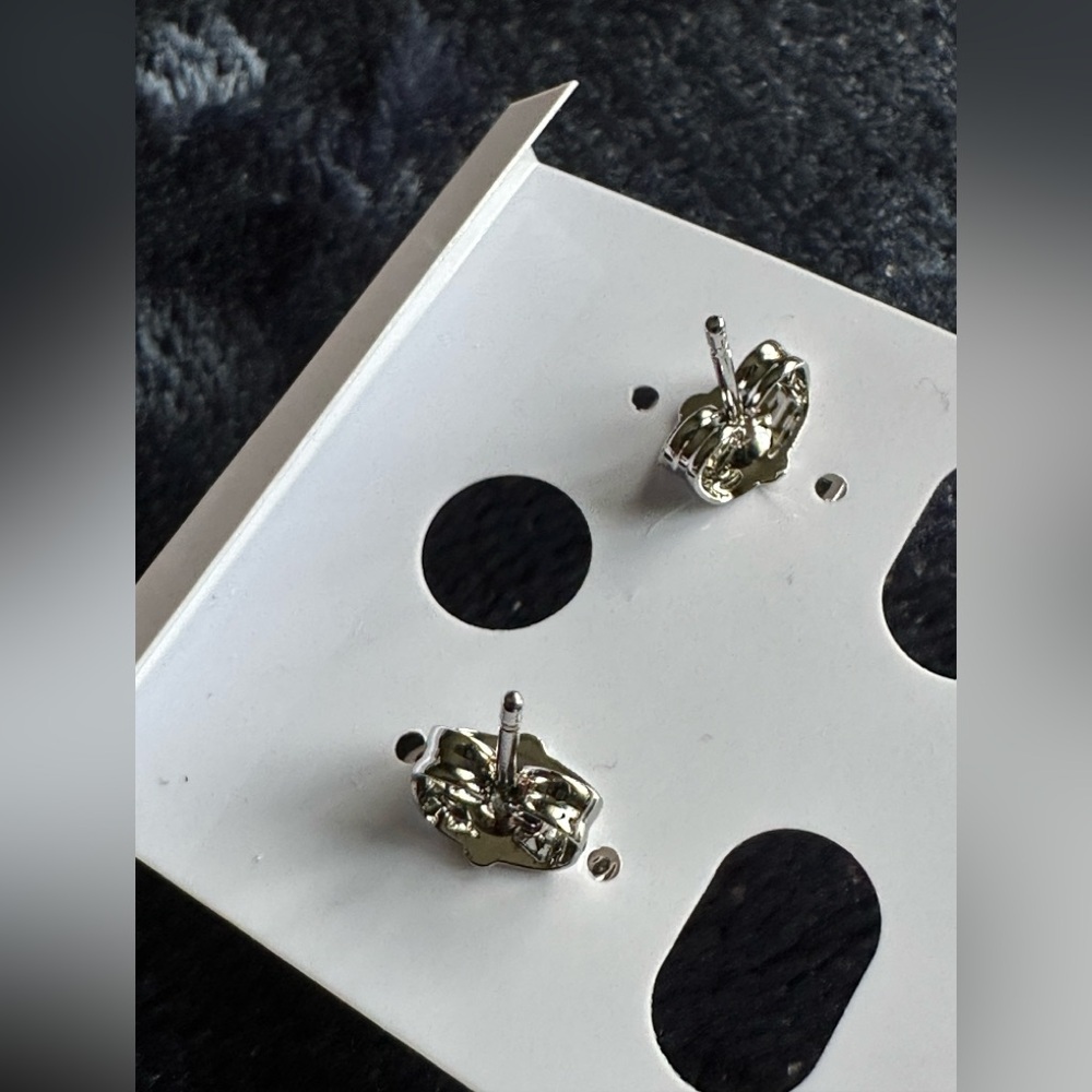 Beautiful classic square style timeless earrings ✨ - Picture 4 of 10